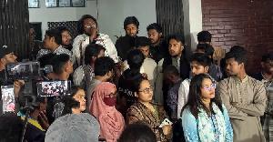 ঢাবি উপাচার্যের কার্যালয় ঘেরাও করে বিক্ষোভ