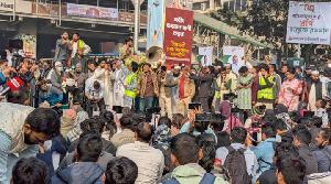 হাদি হত্যার বিচার দাবিতে শাহবাগ অবরোধ, যান চলাচল বন্ধ