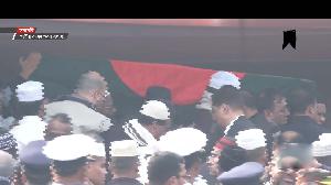 খালেদা জিয়ার কফিন কাঁধে তুলে নিলেন আজহারী ও মামুনুল হক