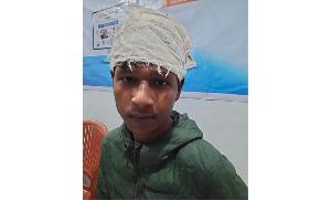 ট্রেনের দরজায় ঝুলন্ত হকারের ভিডিও ভাইরাল : পুলিশ বলছে, ছিটকে পড়েও ‘সে বেঁচে আছে’ 