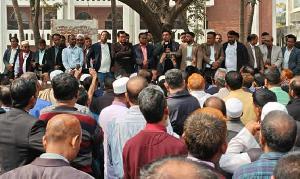বকেয়া বেতন ও পদোন্নতির দাবিতে জাতীয় বিশ্ববিদ্যালয়ে বিক্ষোভ