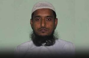 ছেলে রেজাউলের কবর দেখে নির্বাক বৃদ্ধ বাবা