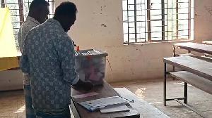 ভোটকেন্দ্রে প্রকাশ্যে ভোট দেওয়ার ঘটনায় প্রিসাইডিং কর্মকর্তাসহ ৩ জন প্রত্যাহার