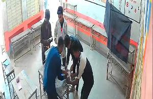 ব্যালটে সিল মেরে বাক্সে ভরেন ৫ তরুণ, ধরা পড়লো সিসি ক্যামেরায়