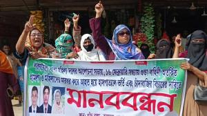 শরণখোলায় মহিলা দলের নেত্রীদের ওপর হামলার অভিযোগে মানববন্ধন, গ্রেপ্তার দাবিতে উত্তাল পাঁচ রাস্তার মোড়
