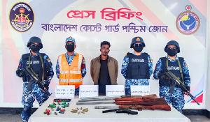 কোস্ট গার্ডের অভিযানে অস্ত্র-গোলাবারুদসহ সুন্দরবনের দুর্ধর্ষ ডাকাত বাহিনীর সদস্য আটক