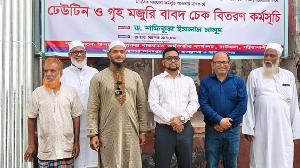 বাউফলে অসহায়দের মাঝে ঢেউটিন ও চেক বিতরণ
