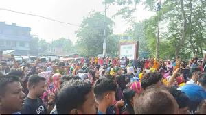 গাড়ির ভাড়া বৃদ্ধির প্রতিবাদে ঈশ্বরদী ইপিজেডের ফটক বন্ধ করে শ্রমিকদের বিক্ষোভ
