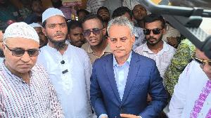 স্বপ্নের সেতু’ নির্মাণ সম্ভাব্যতা যাচাইয়ে গিয়ে অবরুদ্ধ সেতুমন্ত্রী,