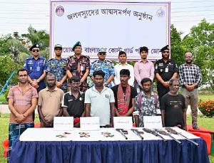 ছোট সুমন বাহিনীর প্রধানসহ ৭ দস্যুর অস্ত্র জমা, কোস্ট গার্ডের অভিযানে দস্যুরা কোণঠাসা