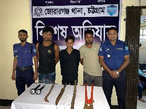চট্টগ্রামে দুর্ধর্ষ ডাকাত ২৯ মামলার আসামি মোঃ নুর নবীসহ ৩ ডাকাত গ্রেফতার