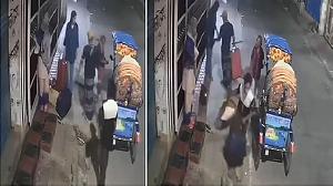 ছুটি শেষে মোহাম্মদপুরে ফিরে বাসার সামনে ছিনতাইয়ের শিকার দুই বোন