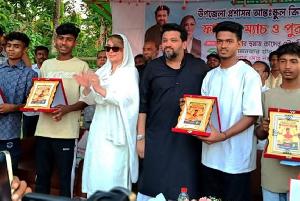রাঙ্গুনিয়ায় নদী থেকে ৫ যাত্রীকে বাঁচানো সেই ৪ অকুতোভয় যুবককে প্রশাসনের বিশেষ সংবর্ধনা