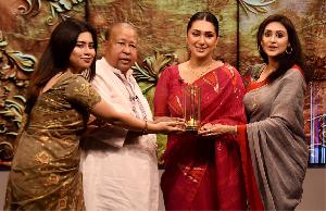 অপুর হাতে সোনার কলস