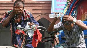 ঢাকাসহ ৪৫ জেলায় বইছে তাপপ্রবাহ, গরমে কাহিল মানুষ