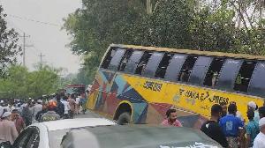 এক্সেল ভেঙে সড়কের মাঝে অটোভ্যান, বাসচাপায় স্বামী-স্ত্রীসহ নিহত ৩