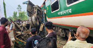 চট্টগ্রামে বালুর ট্রাকে ট্রেনের ধাক্কা, দেড় ঘণ্টা বন্ধ ছিল ট্রেন চলাচল