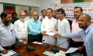 কালীগঞ্জে আর্থিক সহায়তা ও বিনামূল্যে জিআর খাদ্যশস্য বিতরণ