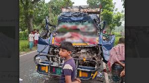 টাঙ্গাইলে দাঁড়িয়ে থাকা ট্রাকে পিকআপের ধাক্কায় নিহত ৪