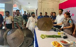 সালথায় রক্তপাতের পথ ছেড়ে শান্তির পথে, অস্ত্র জমাদানকারীদের ফুল দিয়ে বরণ করল প্রশাসন