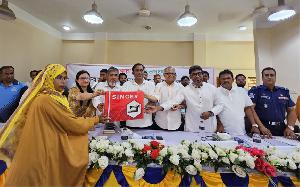 বসুন্ধরা শুভসংঘের শিবপুরে সেলাই মেশিন বিতরণ