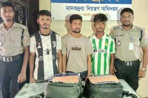 চট্টগ্রামে স্কুল ব্যাগে ৮ হাজার ইয়াবা!