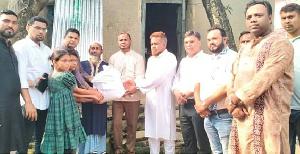 প্রধানমন্ত্রীর উপহার নিয়ে ত্রিশালের ফাতেমার বাড়িতে ডিসি