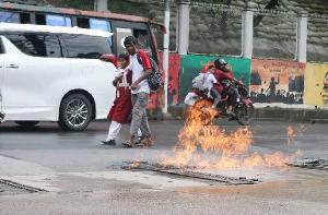 চট্টগ্রামে সড়কের বুক চিরে আগুনের লেলিহান শিখা, ফয়'স লেকে আতঙ্ক