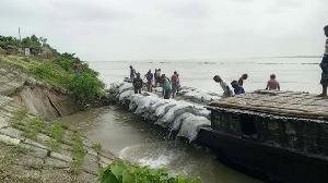 কুড়িগ্রামে তীব্র নদীভাঙন মোকাবিলায় নিরলস কাজ করছে পানি উন্নয়ন বোর্ড
