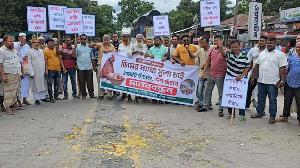 ডিম ভেঙে অভিনব প্রতিবাদ: ডিমের ন্যায্য মূল্যসহ ৫ দাবিতে ঈশ্বরদীতে খামারিদের সড়ক অবরোধ