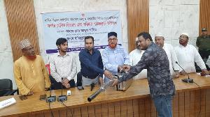 ডেঙ্গু প্রতিরোধে মোরেলগঞ্জে ১৭টি ফগার মেশিন বিতরণ