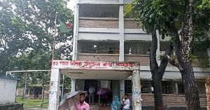 চিকিৎসক সংকট ও অবকাঠামোর সীমাবদ্ধতা পেরিয়ে রোগীসেবায় ব্যস্ত মোরেলগঞ্জ হাসপাতাল