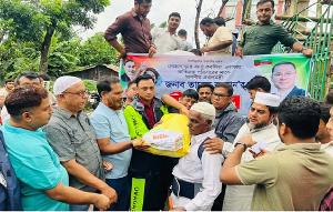 লোহাগাড়ায় বন্যায় ক্ষতিগ্রস্থ দুর্গম এলাকায় বাড়ি বাড়ি গিয়ে সহায়তা পৌঁছে দিলেন বিএনপির নেতাকর্মীরা