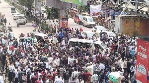 শিক্ষামন্ত্রীর পদত্যাগ দাবিতে শিক্ষার্থীদের সড়ক অবরোধ, রাজধানীতে তীব্র যানজট