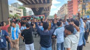 শিক্ষামন্ত্রীর পদত্যাগ ও এইচএসসি পরীক্ষা স্থগিতের দাবিতে চট্টগ্রামে অবরোধ