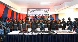 সুন্দরবনে কোস্ট গার্ডের অভিযানে ছোট জাহাঙ্গীর বাহিনীর প্রধানসহ ২৭ দস্যুর আত্মসমর্পণ,উদ্ধার বিপুল অস্ত্র-গোলাবারুদ