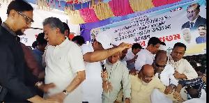 চট্টগ্রামে ত্রাণ বিতরণের মঞ্চ ভেঙে পড়ে গেলেন অর্থমন্ত্রী