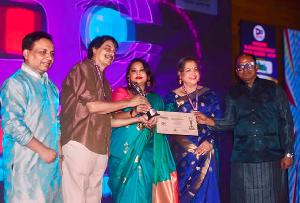 রফিকুল আলম ও কনা রেজাকে আশ শিফা দিয়ামনি-ই কমিউনিকেশন স্টার অ্যাওয়ার্ডে আজীবন সম্মাননা প্রদান 