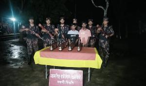 শেরপুর সীমান্তে বিজিবির অভিযানে ৬০ বোতল ভারতীয় মদ জব্দ, আটক- ২