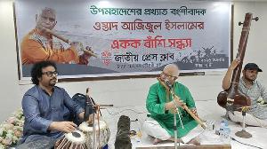 ওস্তাদ আজিজুল ইসলামের অপূর্ব বংশী বাদনে মুগ্ধ শ্রোতারা