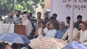 হাড়ি-পাতিল, গ্যাসের চুলা নিয়ে ১১ দলের অবস্থান কর্মসূচিতে নারীরা