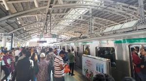 মেট্রো রেলে রাতের যাত্রার সময় বাড়ছে