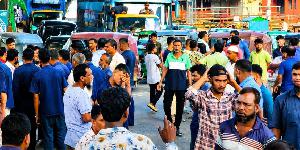 চট্টগ্রামে গ্যাস না পেয়ে সড়ক অবরোধ বিক্ষুব্ধ চালকদের