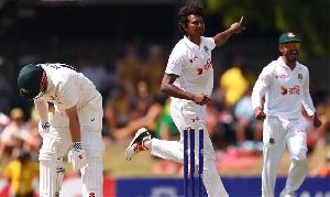 দুই ওপেনারকে ফেরালেন হাসান