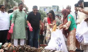 আদি বুড়িগঙ্গা চ্যানেল পরিচ্ছন্নতায় প্রতিমন্ত্রী শাহ আলম ও ডিসি ফরিদা