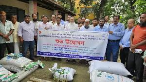 ঈশ্বরদীতে ৩২০০ কৃষক পেলেন বিনামূল্যে সার-বীজ