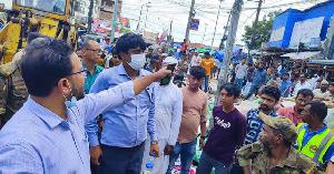 ফুটপাত দখলমুক্ত করতে চট্টগ্রামে শতাধিক অবৈধ স্থাপনা গুঁড়িয়ে দিল চসিক