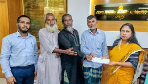 সাপে কাটা কলেজছাত্রের পরিবারকে ডিসির আর্থিক সহায়তা