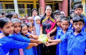 শেরপুরে প্রাথমিক বিদ্যালয়ের শিক্ষার্থীদের স্কুল ইউনিফর্ম উপহার দিয়েছেন জেলা প্রশাসক