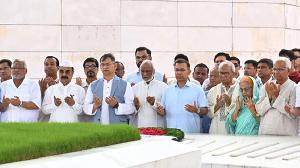 জিয়াউর রহমান ও খালেদা জিয়ার সমাধিতে প্রধানমন্ত্রীর শ্রদ্ধা
